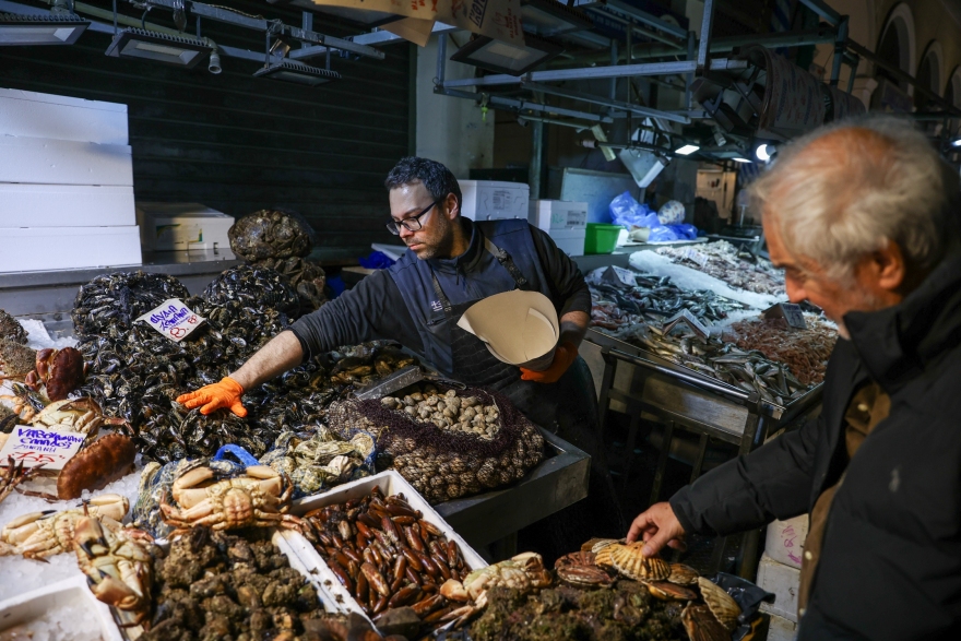 Από τις ιχθυόσκαλες μέχρι τους φούρνους: Πώς στήνεται το τραπέζι της Καθαράς Δευτέρας με λαγάνα, χαλβά και θαλασσινά