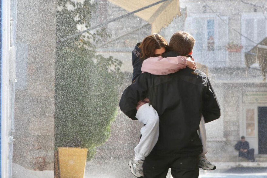 Πώς βρέχει στην Ύδρα για τον Μπραντ Πιτ: Οι πρόβες για την τεχνητή καταιγίδα στα γυρίσματα, δείτε βίντεο και φωτογραφίες