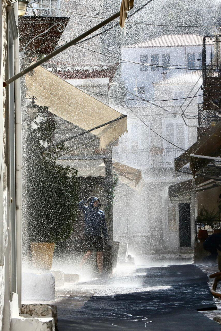 Πώς βρέχει στην Ύδρα για τον Μπραντ Πιτ: Οι πρόβες για την τεχνητή καταιγίδα στα γυρίσματα, δείτε βίντεο και φωτογραφίες