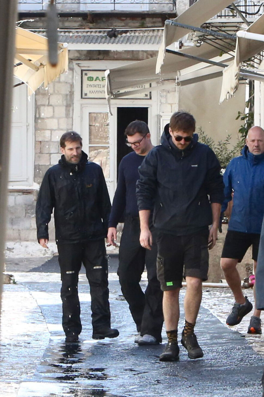 Πώς βρέχει στην Ύδρα για τον Μπραντ Πιτ: Οι πρόβες για την τεχνητή καταιγίδα στα γυρίσματα, δείτε βίντεο και φωτογραφίες