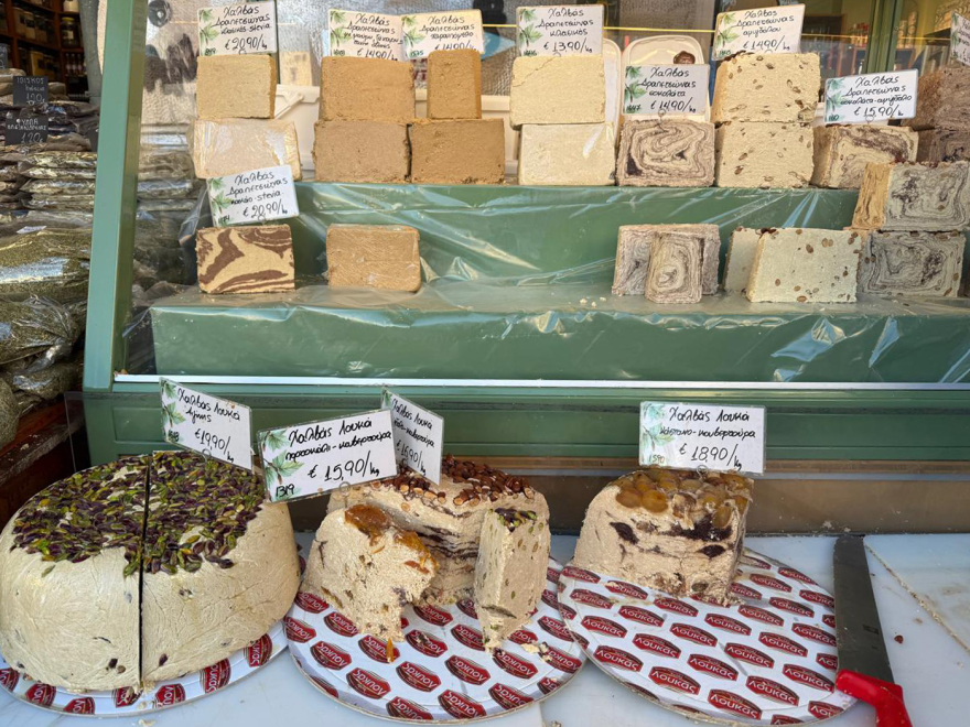 Καθαρά Δευτέρα: Για τα ψώνια της τελευταίας στιγμής ο κόσμος σήμερα στη Βαρβάκειο, «τσιμπημένες» οι τιμές σε σχέση με πέρυσι