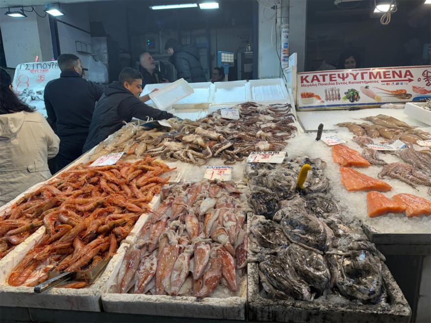 Καθαρά Δευτέρα: Για τα ψώνια της τελευταίας στιγμής ο κόσμος σήμερα στη Βαρβάκειο, «τσιμπημένες» οι τιμές σε σχέση με πέρυσι