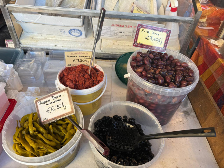 Καθαρά Δευτέρα: Για τα ψώνια της τελευταίας στιγμής ο κόσμος σήμερα στη Βαρβάκειο, «τσιμπημένες» οι τιμές σε σχέση με πέρυσι