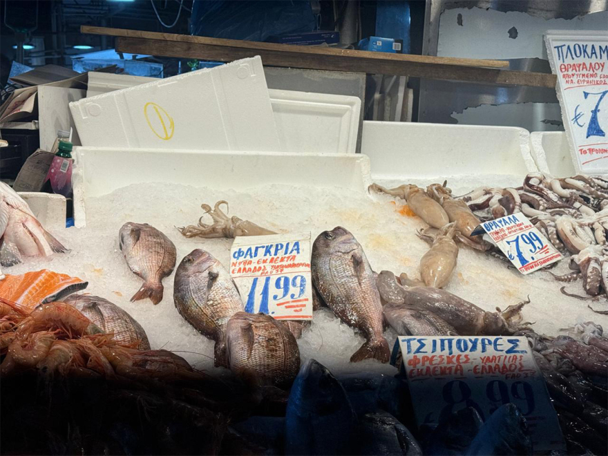 Καθαρά Δευτέρα: Για τα ψώνια της τελευταίας στιγμής ο κόσμος σήμερα στη Βαρβάκειο, «τσιμπημένες» οι τιμές σε σχέση με πέρυσι