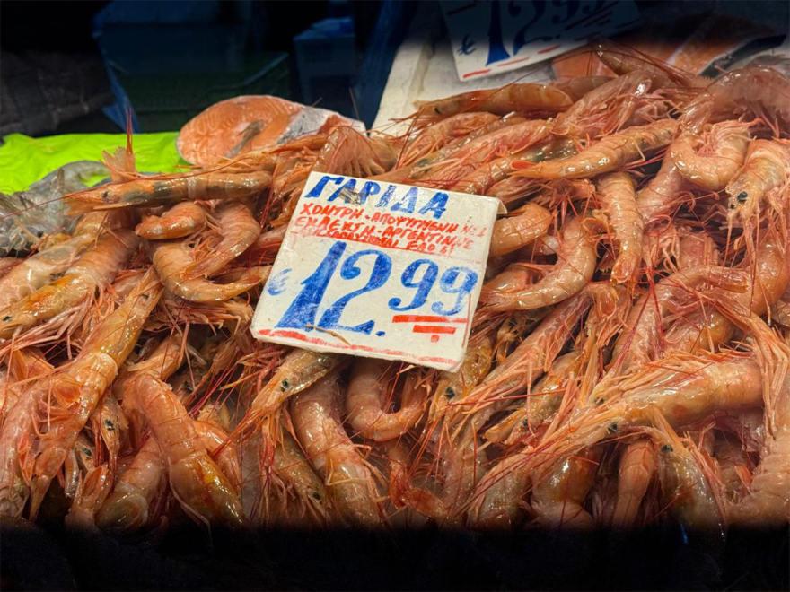 Καθαρά Δευτέρα: Για τα ψώνια της τελευταίας στιγμής ο κόσμος σήμερα στη Βαρβάκειο, «τσιμπημένες» οι τιμές σε σχέση με πέρυσι