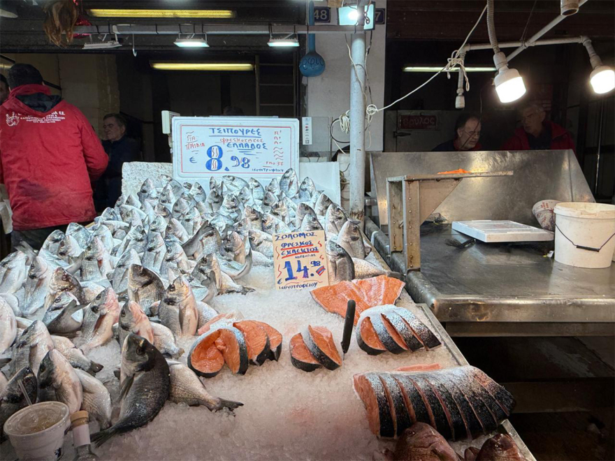 Καθαρά Δευτέρα: Για τα ψώνια της τελευταίας στιγμής ο κόσμος σήμερα στη Βαρβάκειο, «τσιμπημένες» οι τιμές σε σχέση με πέρυσι