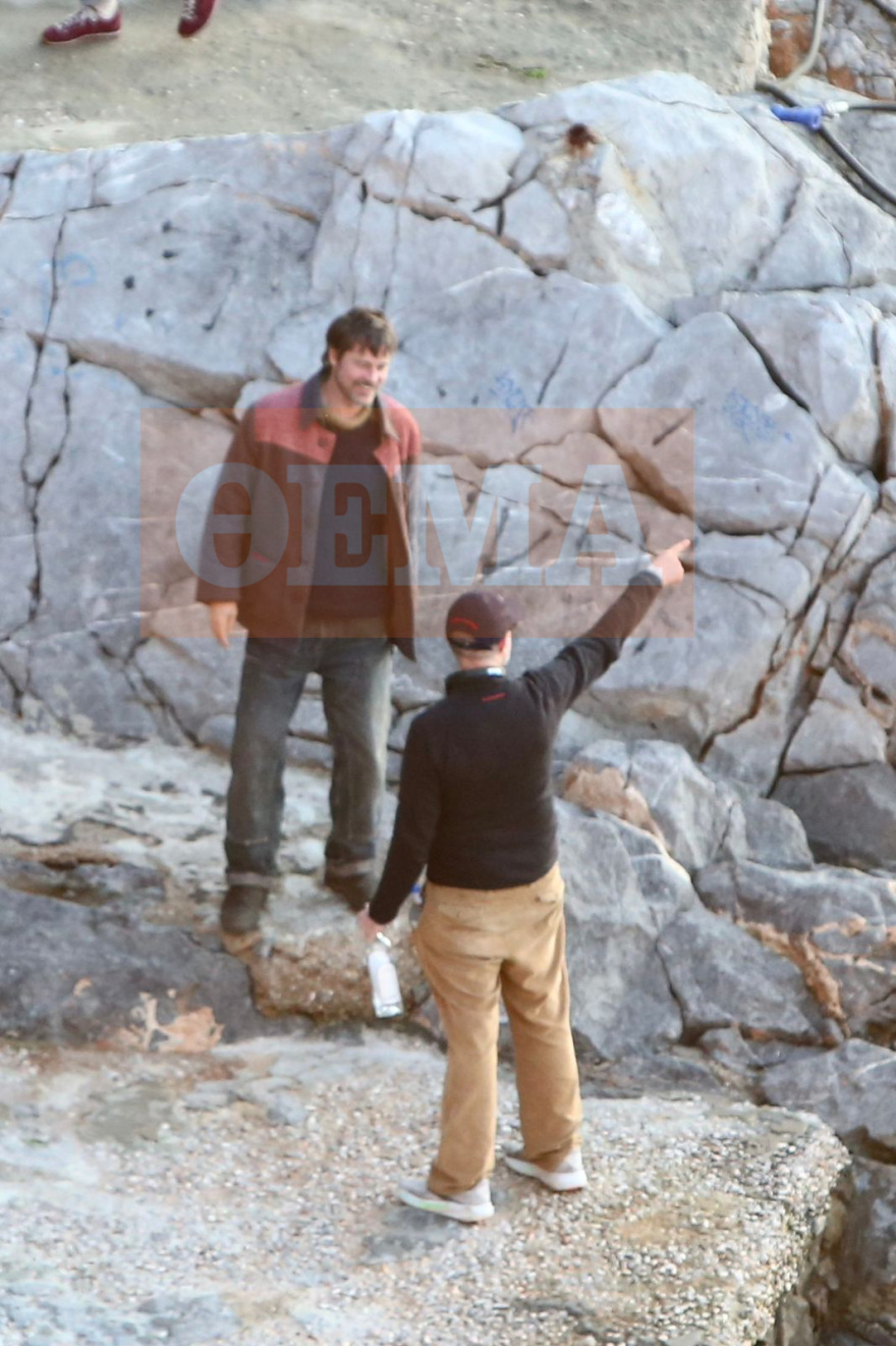 Ο Μπραντ Πιτ γύρισε σκηνές σε βράχια μπροστά στη θάλασσα στο Αυλάκι της Ύδρας, πήραν κυάλια για να τον δουν οι θαυμάστριές του - Βίντεο και φωτογραφίες