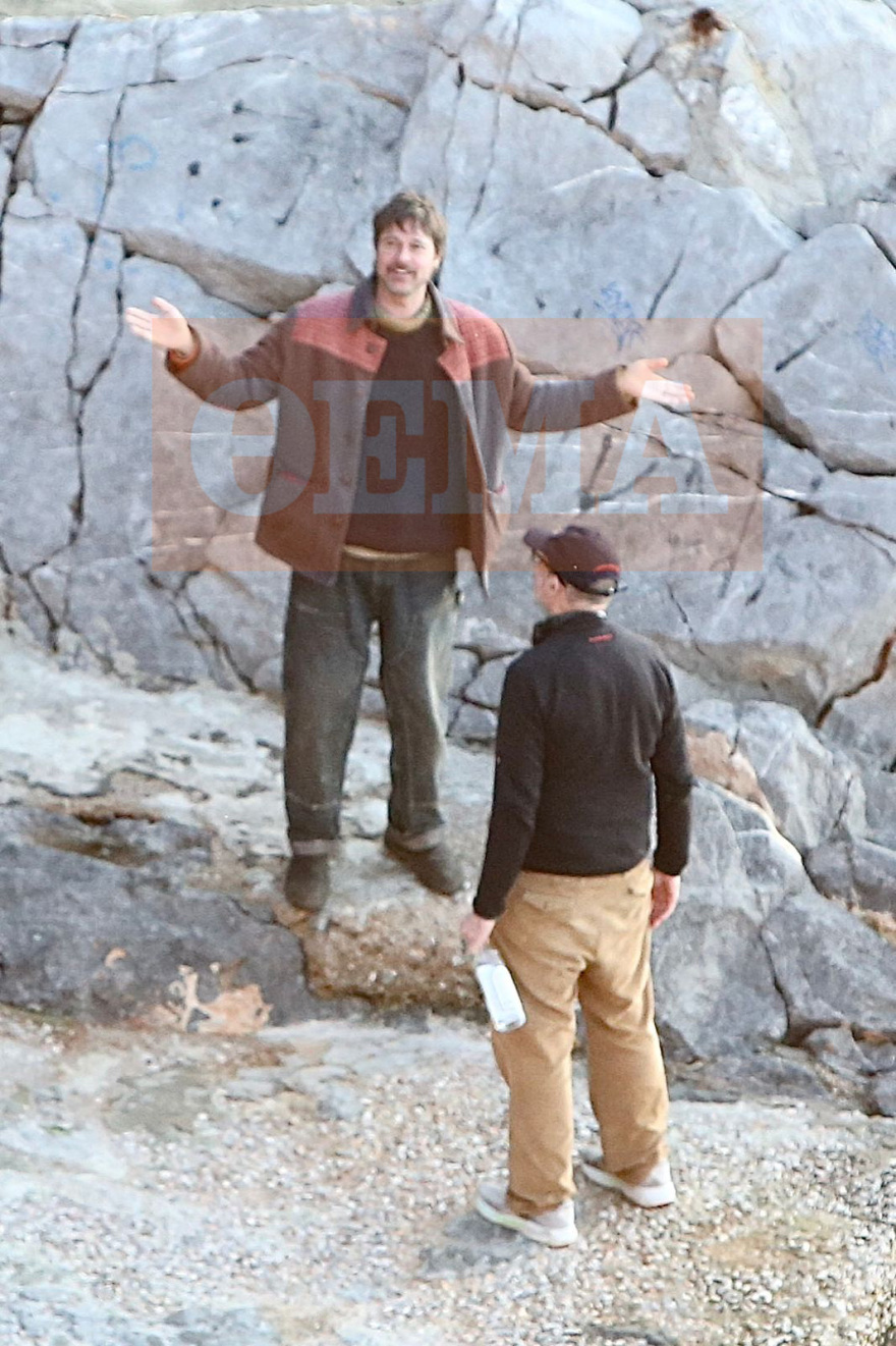 Ο Μπραντ Πιτ γύρισε σκηνές σε βράχια μπροστά στη θάλασσα στο Αυλάκι της Ύδρας, πήραν κυάλια για να τον δουν οι θαυμάστριές του - Βίντεο και φωτογραφίες