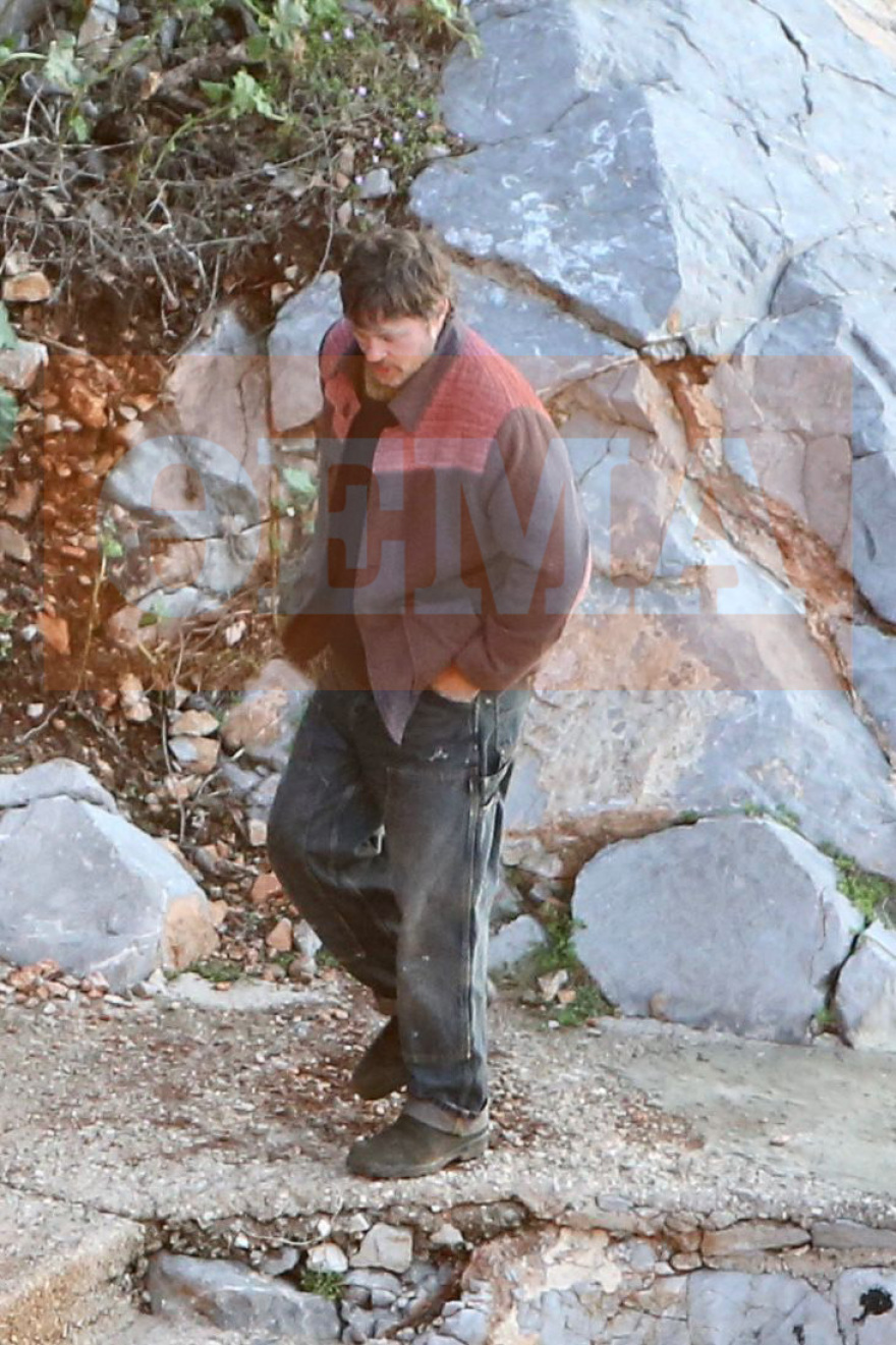 Ο Μπραντ Πιτ γύρισε σκηνές σε βράχια μπροστά στη θάλασσα στο Αυλάκι της Ύδρας, πήραν κυάλια για να τον δουν οι θαυμάστριές του - Βίντεο και φωτογραφίες