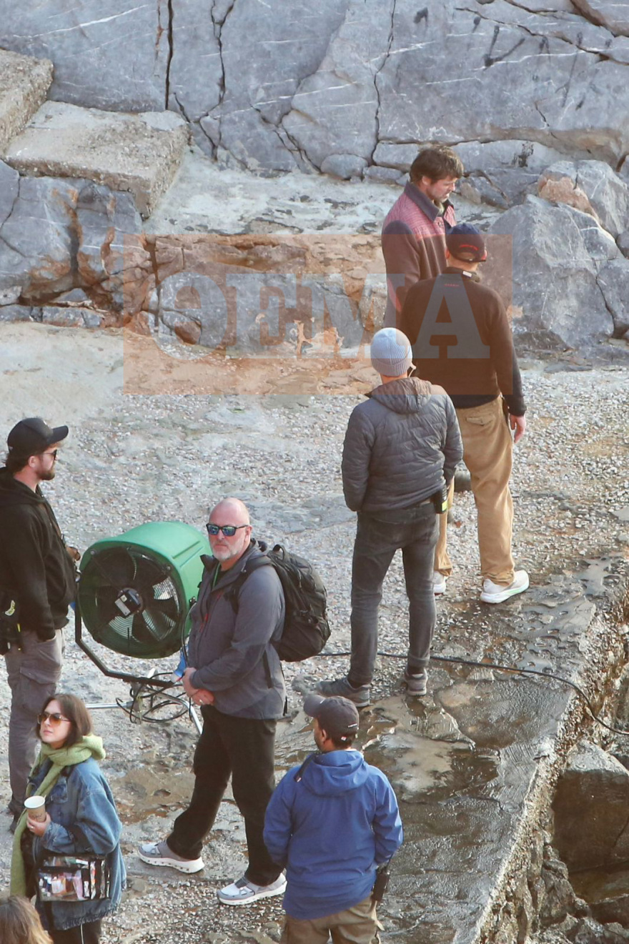 Ο Μπραντ Πιτ γύρισε σκηνές σε βράχια μπροστά στη θάλασσα στο Αυλάκι της Ύδρας, πήραν κυάλια για να τον δουν οι θαυμάστριές του - Βίντεο και φωτογραφίες