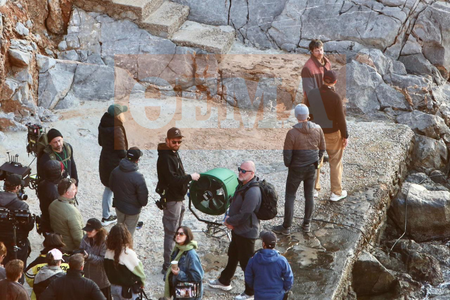 Ο Μπραντ Πιτ γύρισε σκηνές σε βράχια μπροστά στη θάλασσα στο Αυλάκι της Ύδρας, πήραν κυάλια για να τον δουν οι θαυμάστριές του - Βίντεο και φωτογραφίες