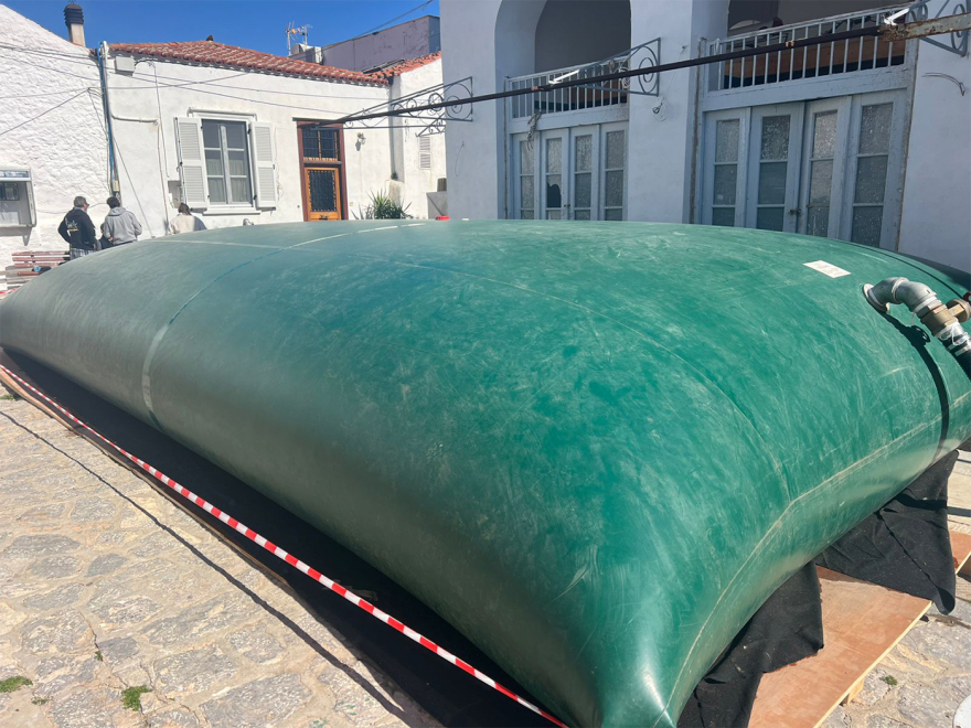 Πώς βρέχει στην Ύδρα για τον Μπραντ Πιτ: Οι πρόβες για την τεχνητή καταιγίδα στα γυρίσματα, δείτε βίντεο και φωτογραφίες