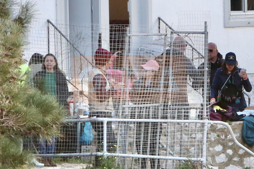 Ο Μπραντ Πιτ γύρισε σκηνές σε βράχια μπροστά στη θάλασσα στο Αυλάκι της Ύδρας, πήραν κυάλια για να τον δουν οι θαυμάστριές του - Βίντεο και φωτογραφίες