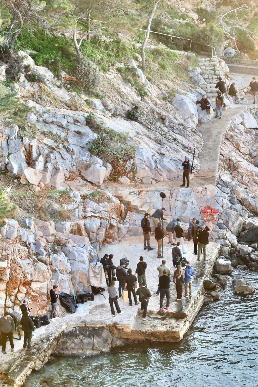 Ο Μπραντ Πιτ γύρισε σκηνές σε βράχια μπροστά στη θάλασσα στο Αυλάκι της Ύδρας, πήραν κυάλια για να τον δουν οι θαυμάστριές του - Βίντεο και φωτογραφίες