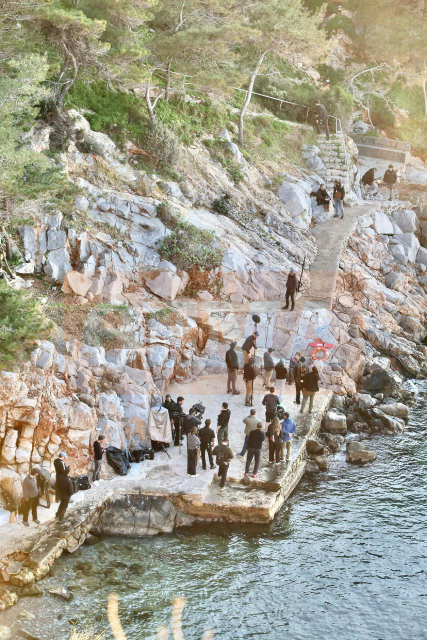 Ο Μπραντ Πιτ γύρισε σκηνές σε βράχια μπροστά στη θάλασσα στο Αυλάκι της Ύδρας, πήραν κυάλια για να τον δουν οι θαυμάστριές του - Βίντεο και φωτογραφίες