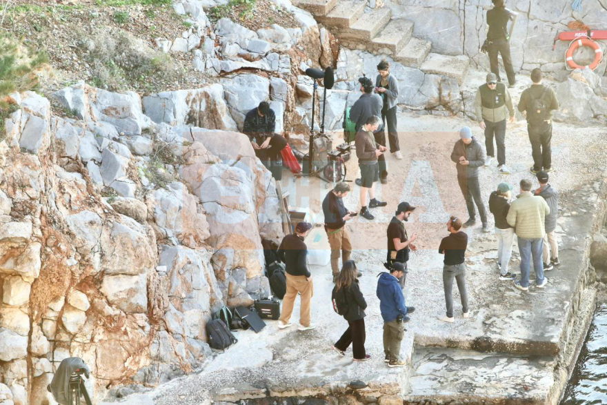 Ο Μπραντ Πιτ γύρισε σκηνές σε βράχια μπροστά στη θάλασσα στο Αυλάκι της Ύδρας, πήραν κυάλια για να τον δουν οι θαυμάστριές του - Βίντεο και φωτογραφίες