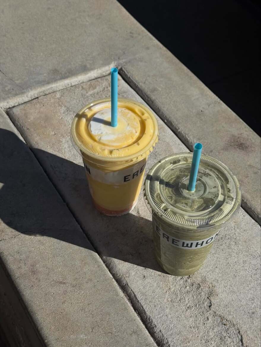 Η Αντριάνα Λίμα πόζαρε τυλιγμένη με την πετσέτα στο κρεβάτι, δείτε φωτογραφίες