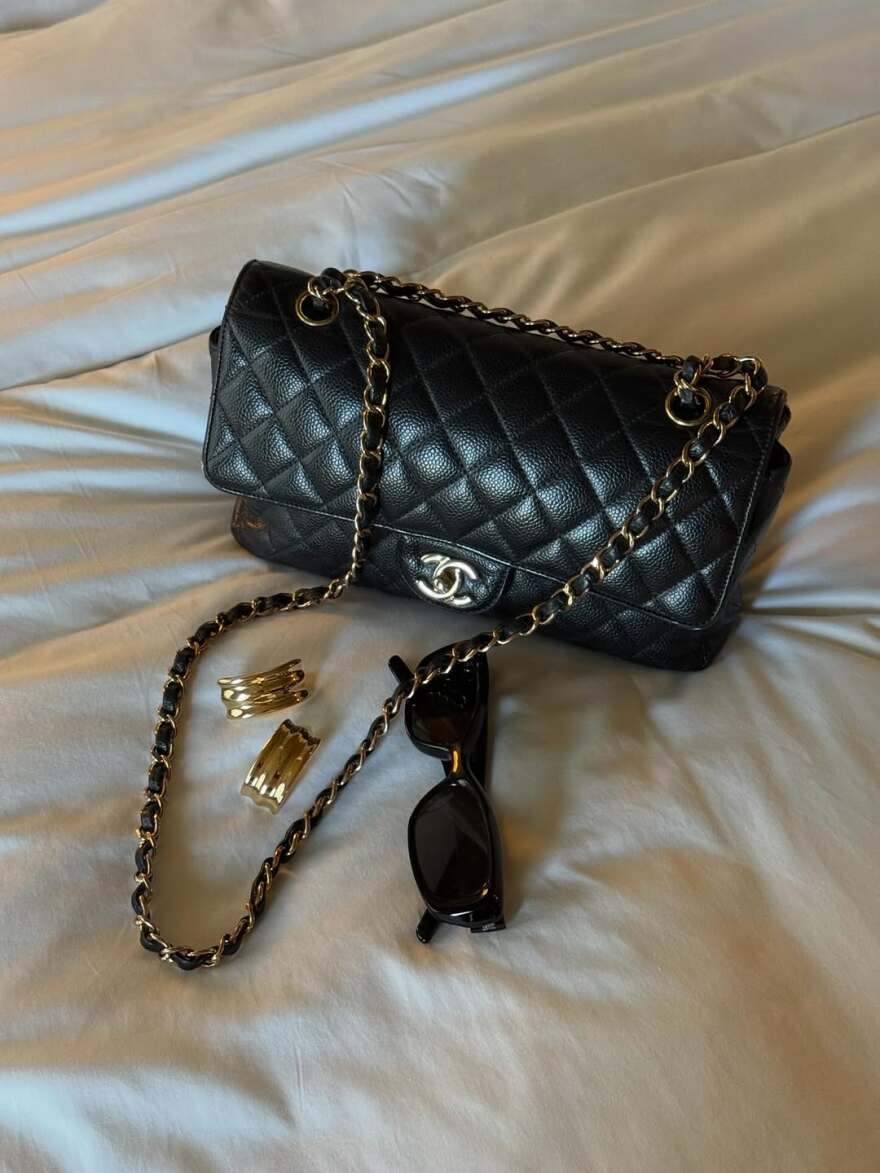 Η Αντριάνα Λίμα πόζαρε τυλιγμένη με την πετσέτα στο κρεβάτι, δείτε φωτογραφίες