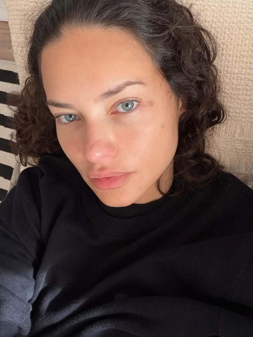 Η Αντριάνα Λίμα πόζαρε τυλιγμένη με την πετσέτα στο κρεβάτι, δείτε φωτογραφίες