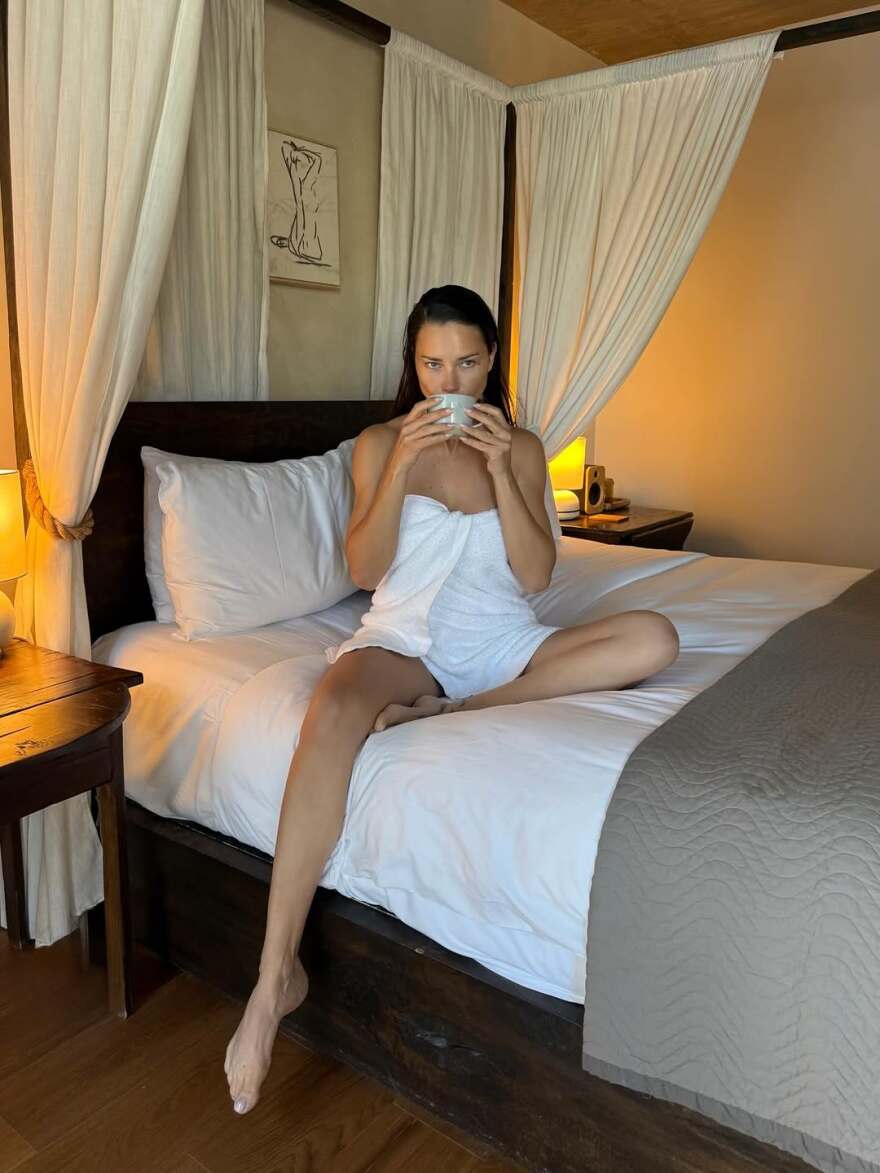 Η Αντριάνα Λίμα πόζαρε τυλιγμένη με την πετσέτα στο κρεβάτι, δείτε φωτογραφίες