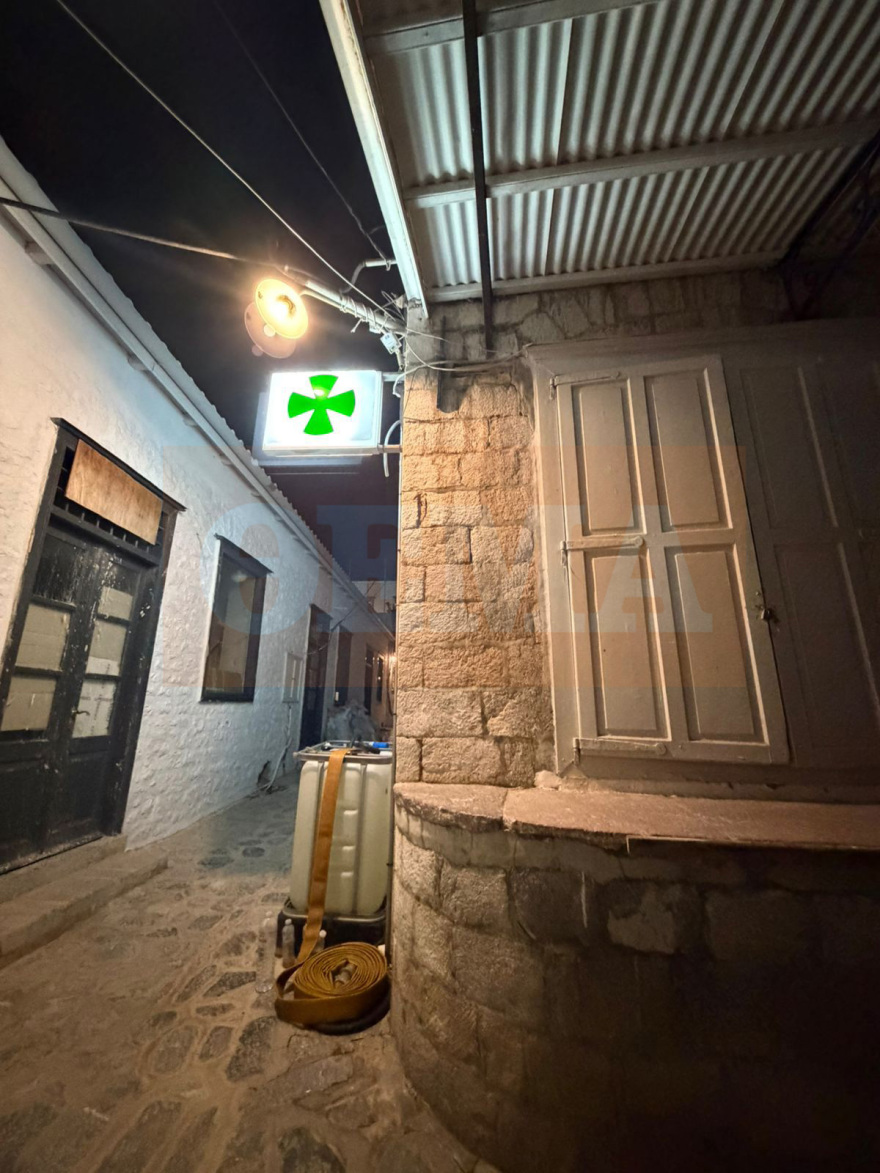 Η κινηματογραφική «κόρη» του Μπραντ Πιτ και η αποθήκη που έγινε φαρμακείο του ’80 στην Ύδρα - Τα γυρίσματα από τη δραματική σκηνή