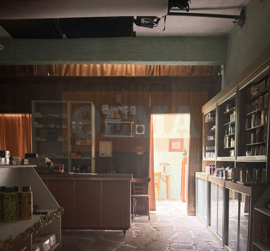 Η κινηματογραφική «κόρη» του Μπραντ Πιτ και η αποθήκη που έγινε φαρμακείο του ’80 στην Ύδρα - Τα γυρίσματα από τη δραματική σκηνή