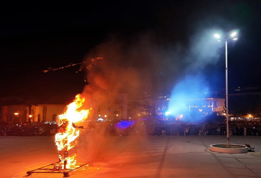 Ναύπλιο: Έκαψαν ομοίωμα του Τραμπ στο καρναβάλι