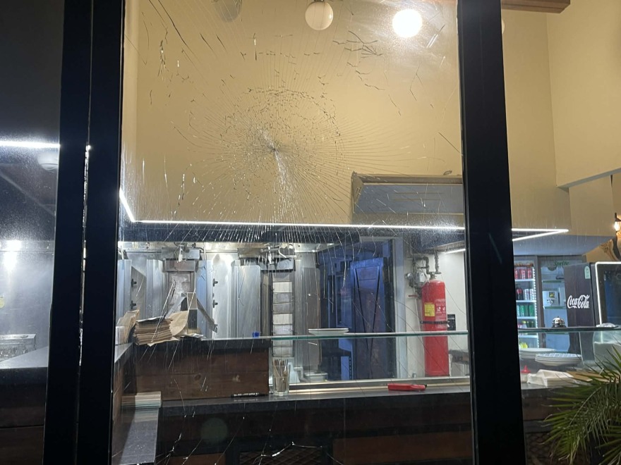 Κρήτη: Αυτοκίνητο στο Ρέθυμνο πέρασε στο αντίθετο ρεύμα, παρέσυρε μηχανές και καρφώθηκε σε κολώνα