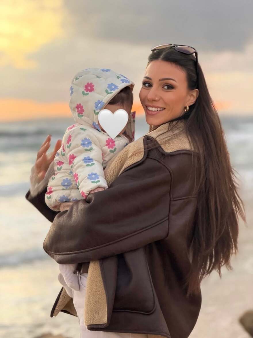 Η Σιμώνη Χριστοδούλου φωτογραφίζεται με τον Ανδρέα Γεωργίου και την κόρη τους: «Μια καρδιά γεμάτη ευτυχία»