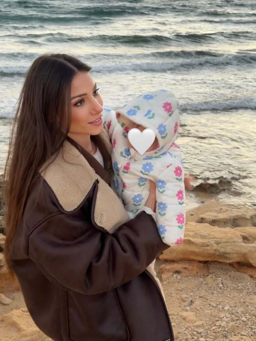 Η Σιμώνη Χριστοδούλου φωτογραφίζεται με τον Ανδρέα Γεωργίου και την κόρη τους: «Μια καρδιά γεμάτη ευτυχία»