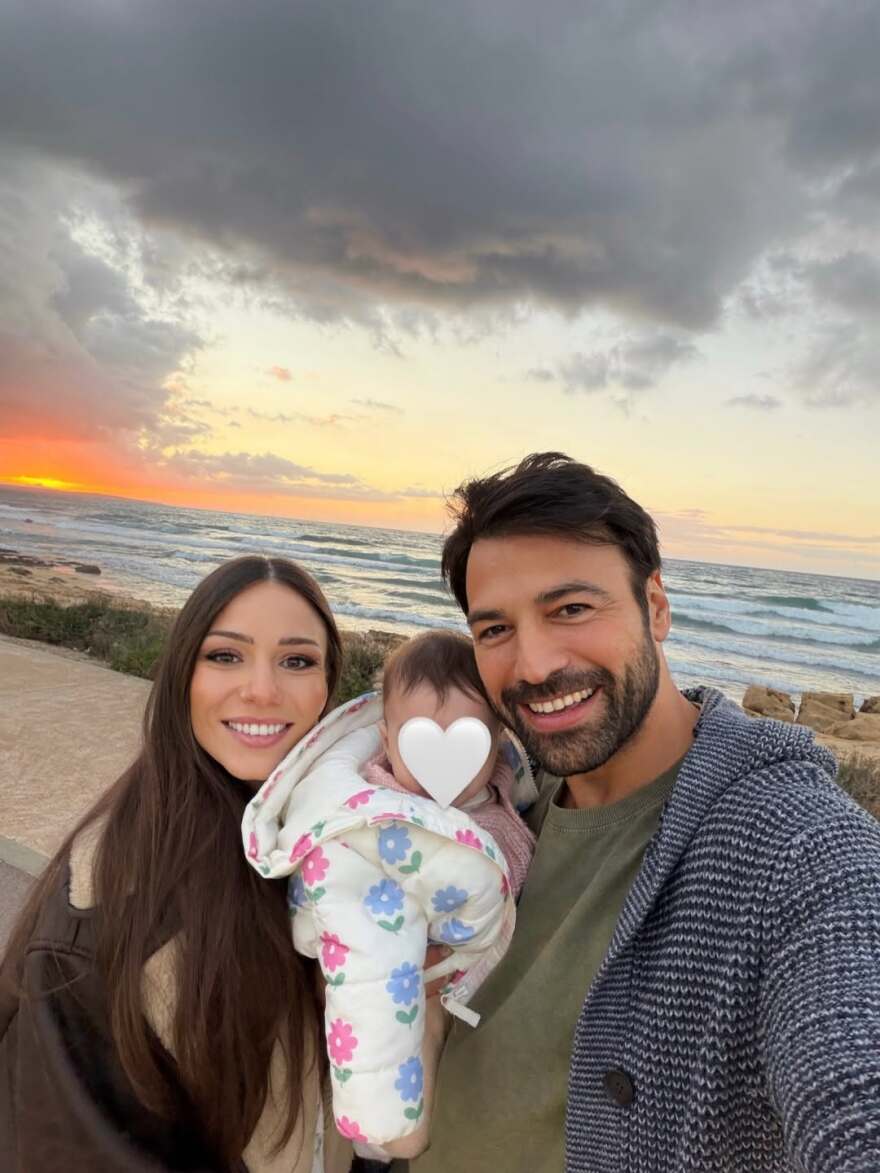 Η Σιμώνη Χριστοδούλου φωτογραφίζεται με τον Ανδρέα Γεωργίου και την κόρη τους: «Μια καρδιά γεμάτη ευτυχία»