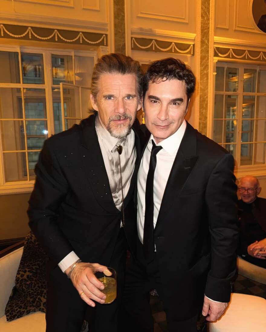 Κλέλια Ανδριολάτου και Χριστόφορος Παπακαλιάτης πόζαραν στο after party των BAFTA με Τεγιάνα Τέιλορ και Ίθαν Χοκ