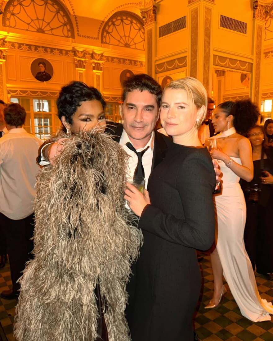 Κλέλια Ανδριολάτου και Χριστόφορος Παπακαλιάτης πόζαραν στο after party των BAFTA με Τεγιάνα Τέιλορ και Ίθαν Χοκ