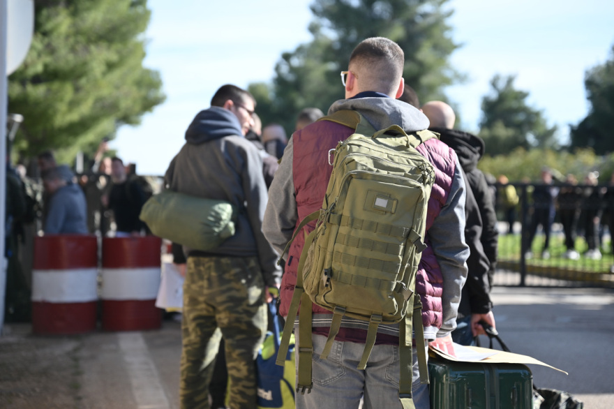 Πρεμιέρα για την νέα στρατιωτική θητεία: Δείτε φωτογραφίες και βίντεο από την κατάταξη της πρώτης ΕΣΣΟ της νέας εποχής