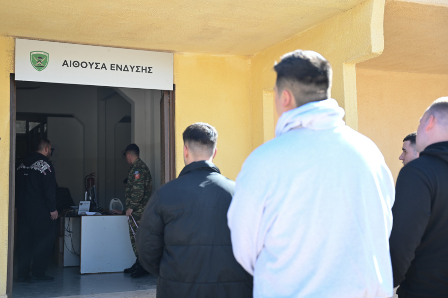 Πρεμιέρα για την νέα στρατιωτική θητεία: Δείτε φωτογραφίες και βίντεο από την κατάταξη της πρώτης ΕΣΣΟ της νέας εποχής