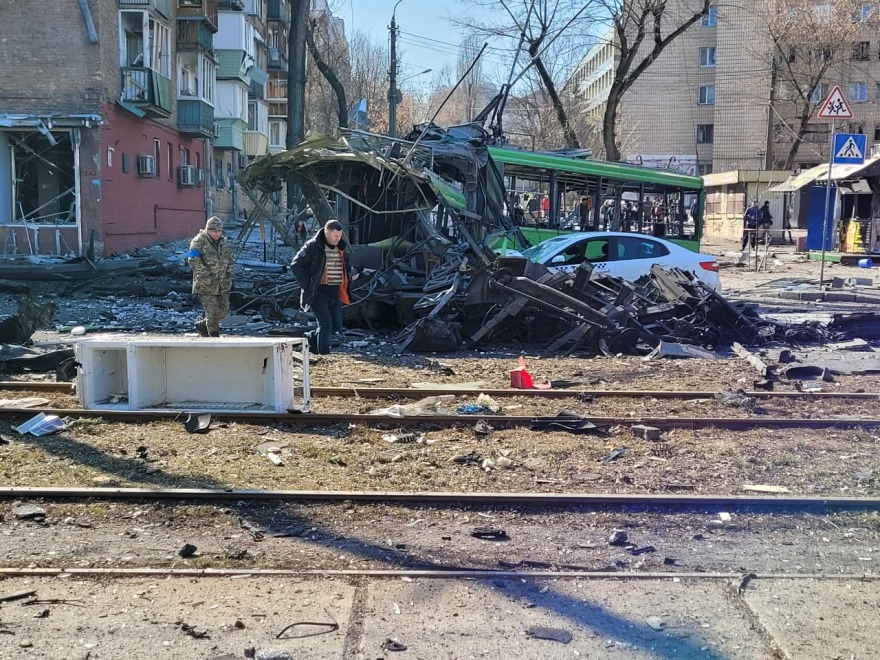 Εδώ δεν πιάνουν οι ευχές: Τέσσερα χρόνια πολέμου στην Ουκρανία, το αιματοκύλισμα που άλλαξε τον κόσμο συνεχίζεται και η ειρήνη ξεμακραίνει