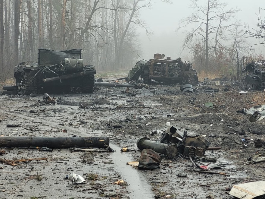 Εδώ δεν πιάνουν οι ευχές: Τέσσερα χρόνια πολέμου στην Ουκρανία, το αιματοκύλισμα που άλλαξε τον κόσμο συνεχίζεται και η ειρήνη ξεμακραίνει