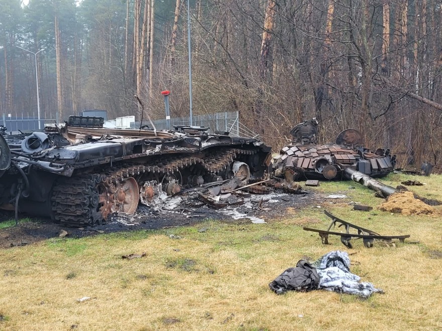 Εδώ δεν πιάνουν οι ευχές: Τέσσερα χρόνια πολέμου στην Ουκρανία, το αιματοκύλισμα που άλλαξε τον κόσμο συνεχίζεται και η ειρήνη ξεμακραίνει