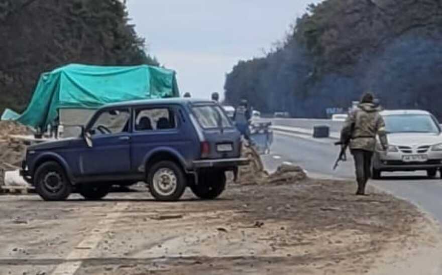 Εδώ δεν πιάνουν οι ευχές: Τέσσερα χρόνια πολέμου στην Ουκρανία, το αιματοκύλισμα που άλλαξε τον κόσμο συνεχίζεται και η ειρήνη ξεμακραίνει