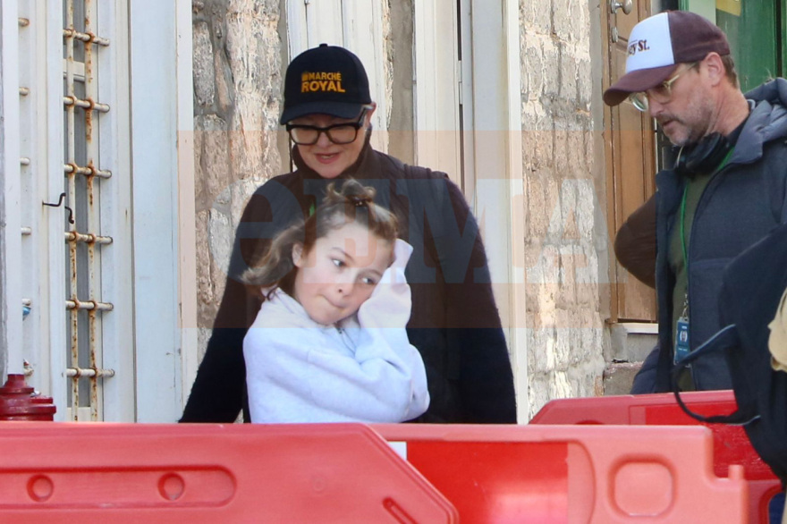 Η κινηματογραφική «κόρη» του Μπραντ Πιτ και η αποθήκη που έγινε φαρμακείο του ’80 στην Ύδρα - Τα γυρίσματα από τη δραματική σκηνή