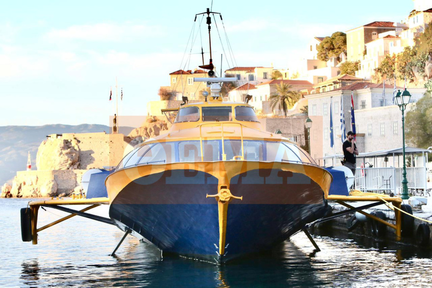 Ταξίδι στον χρόνο με ένα «ιπτάμενο δελφίνι» από τα παλιά στα γυρίσματα της ταινίας με τον Μπραντ Πιτ στην Ύδρα: Βίντεο και φωτογραφίες