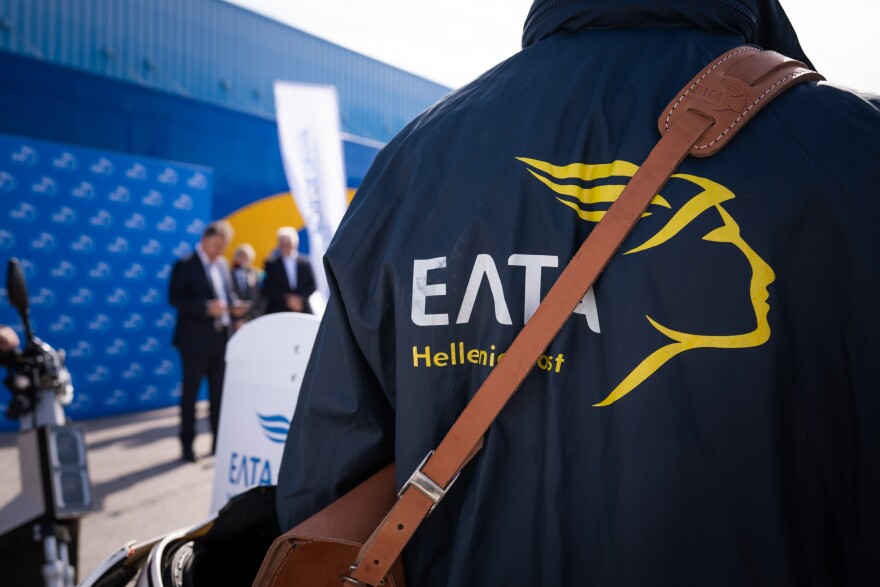 Ανανεώνεται μετά από 25 χρόνια ο στόλος των ΕΛΤΑ με 250 ηλεκτρικά δίκυκλα ελληνικής παραγωγής
