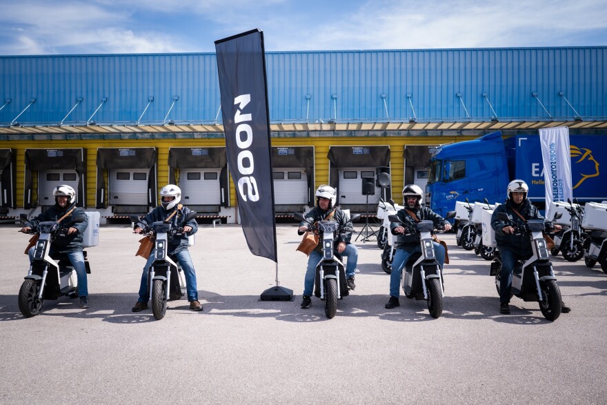 Ανανεώνεται μετά από 25 χρόνια ο στόλος των ΕΛΤΑ με 250 ηλεκτρικά δίκυκλα ελληνικής παραγωγής
