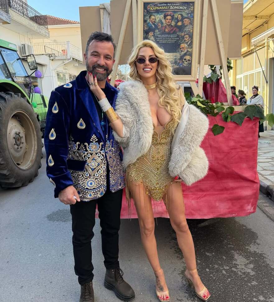 Η Σάσα Μπάστα έγινε βασίλισσα του καρναβαλιού στον Δομοκό με ολόχρυσο μίνι φόρεμα: «Το στέμμα δεν ήταν αξεσουάρ αλλά υπενθύμιση»
