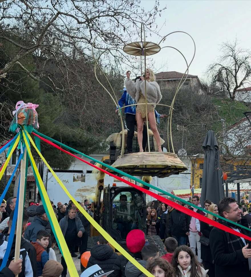 Η Σάσα Μπάστα έγινε βασίλισσα του καρναβαλιού στον Δομοκό με ολόχρυσο μίνι φόρεμα: «Το στέμμα δεν ήταν αξεσουάρ αλλά υπενθύμιση»
