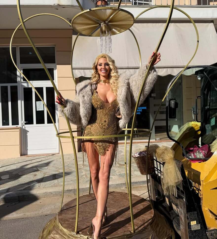 Η Σάσα Μπάστα έγινε βασίλισσα του καρναβαλιού στον Δομοκό με ολόχρυσο μίνι φόρεμα: «Το στέμμα δεν ήταν αξεσουάρ αλλά υπενθύμιση»

