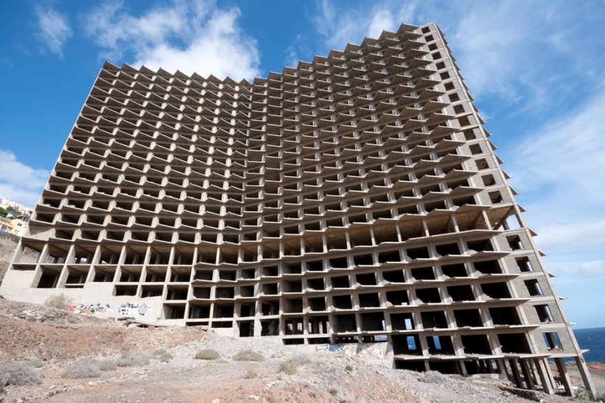 &Pi;&rho;&omicron;&sigmaf; &kappa;&alpha;&tau;&epsilon;&delta;ά&phi;&iota;&sigma;&eta; &tau;&omicron; &laquo;&Xi;&epsilon;&nu;&omicron;&delta;&omicron;&chi;&epsilon;ί&omicron; &Phi;ά&nu;&tau;&alpha;&sigma;&mu;&alpha;&raquo; &sigma;&tau;&eta;&nu; &Tau;&epsilon;&nu;&epsilon;&rho;ί&phi;&eta;, &mu;&epsilon;&tau;ά &alpha;&pi;ό 50 &chi;&rho;ό&nu;&iota;&alpha; &epsilon;&gamma;&kappa;&alpha;&tau;ά&lambda;&epsilon;&iota;&psi;&eta;&sigmaf;: &Eta; &tau;&rho;&omicron;&mu;&alpha;&kappa;&tau;&iota;&kappa;ή &tau;&omicron;&upsilon; &iota;&sigma;&tau;&omicron;&rho;ί&alpha;