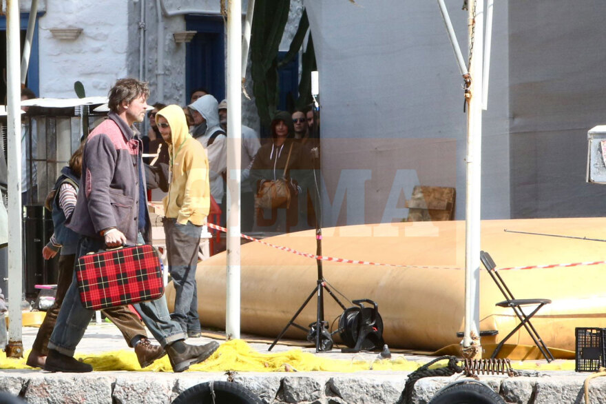 Εν δράσει ο Μπραντ Πιτ στο λιμάνι της Ύδρας: Το γύρισμα με το ιπτάμενο δελφίνι και το παρασκήνιο, δείτε εικόνες και βίντεο