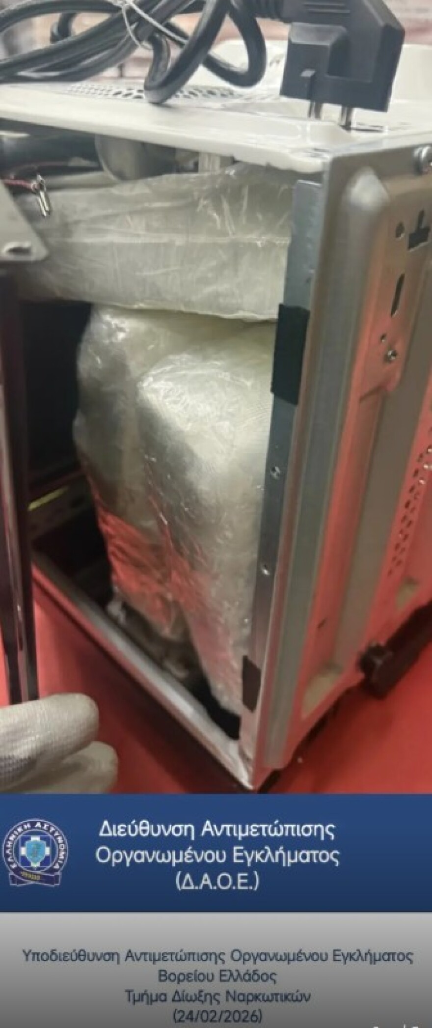 Θεσσαλονίκη: Μπλόκο σε τρία κιλά κοκαΐνης από τη Γερμανία, τα είχαν κρύψει σε φούρνο μικροκυμάτων