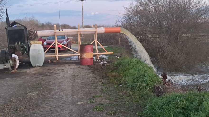 Πάνω από 1.600 κυβικά νερού το δευτερόλεπτο πέφτουν στον Έβρο, πλημμύρισαν σπίτια στη Μάνδρα, κινδυνεύουν τα Λάβαρα